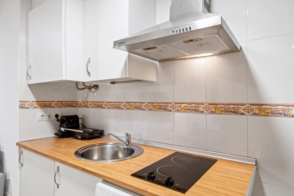 Kitchen or kitchenette, minibar, stove, toaster