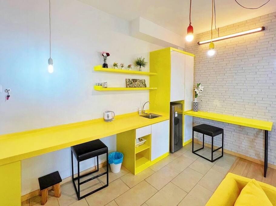Kitchen or kitchenette, Seating area, Dining area