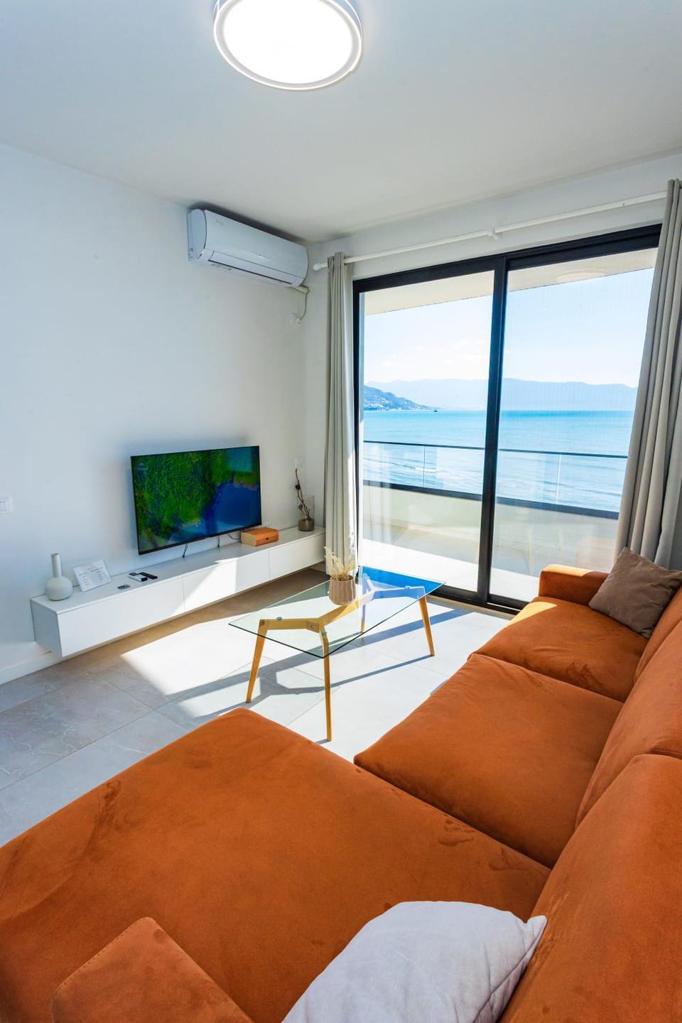 Communal lounge/ TV room, Natural landscape, TV and multimedia, Living room, Seating area, Evening entertainment, Sea view, air conditioner