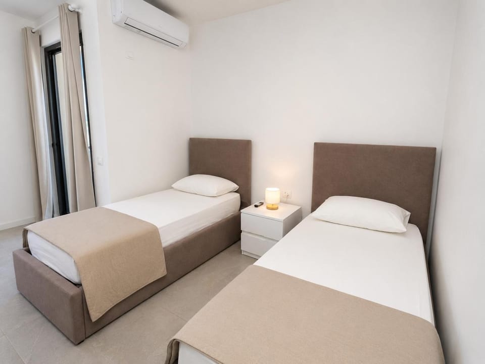 Bed, Bedroom, air conditioner