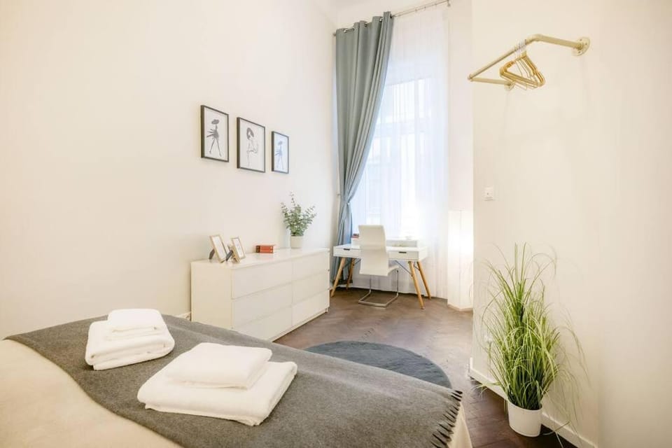 Modern and Stylish 2-Bedroom in the City Center Apartment in Budapest