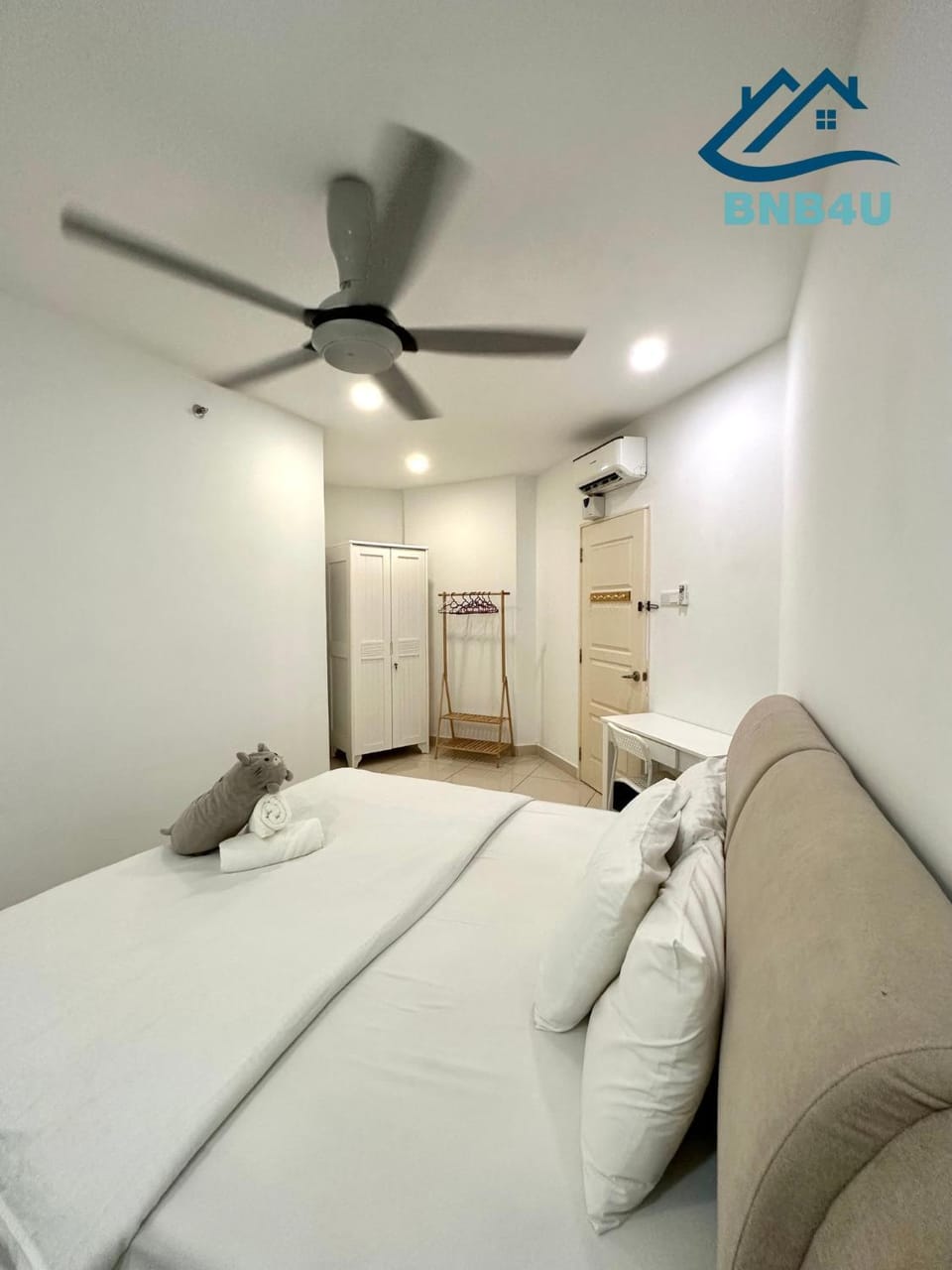 Bed, Photo of the whole room, Bedroom, fireplace, air conditioner
