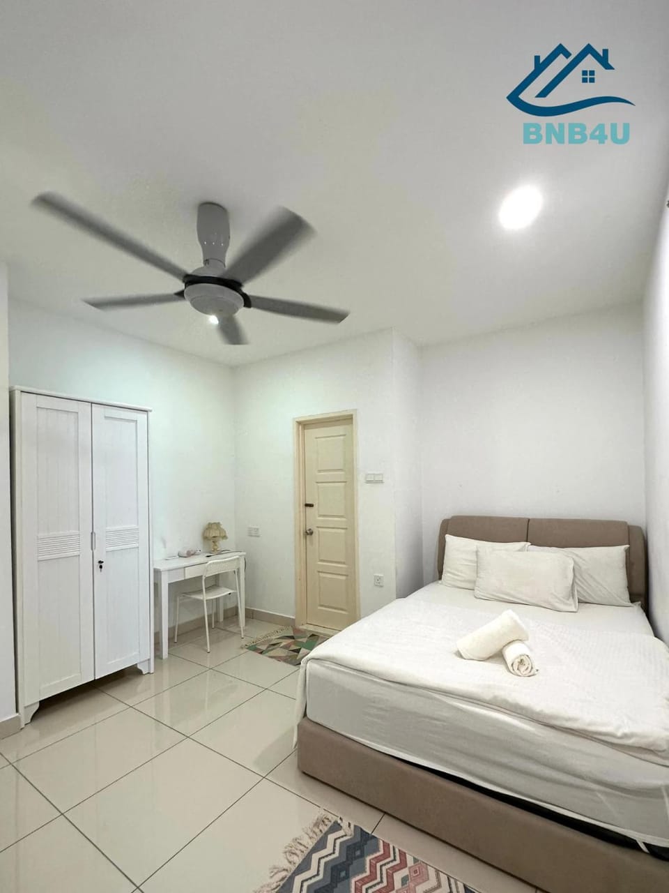Bed, Photo of the whole room, Bedroom, fireplace, wardrobe