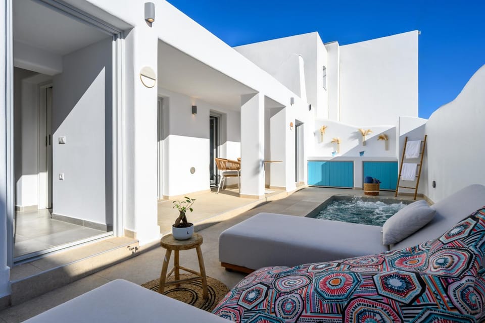 Hypnōs boutique villa with amazing heated pool with jacuzzi House in Santorini