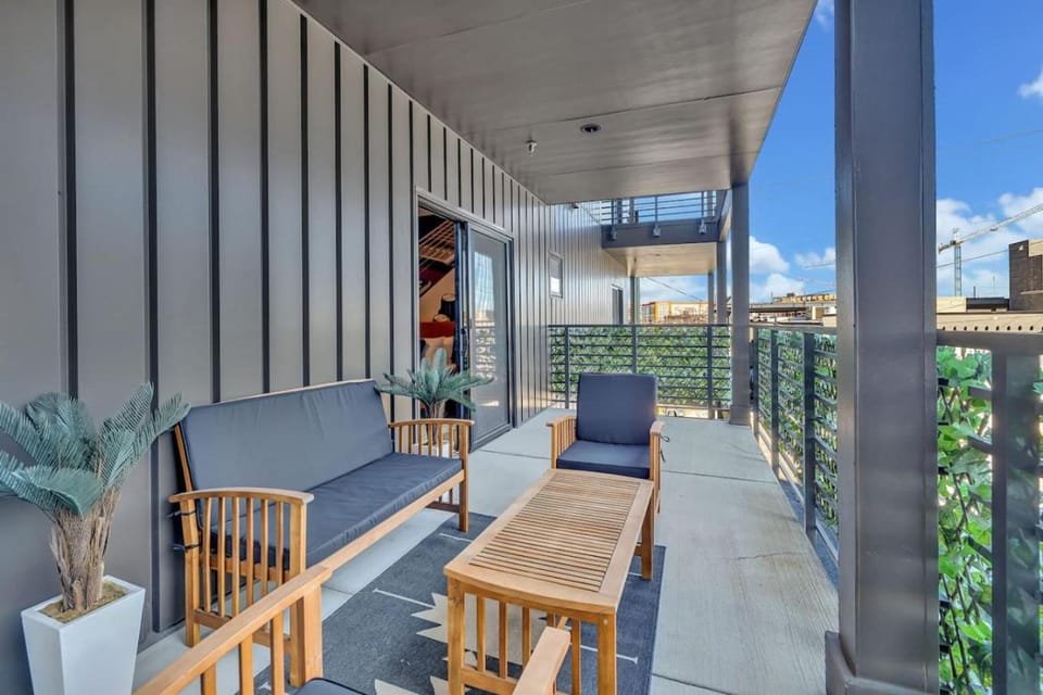 The Stage in Downtown Nashville w Pool/Gym | Walk to Broadway House in The Gulch
