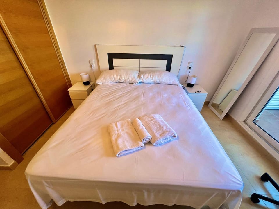 Bed, Bedroom, towels