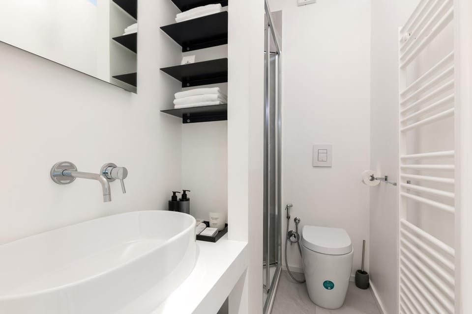 Shower, Toilet, Bathroom, towels