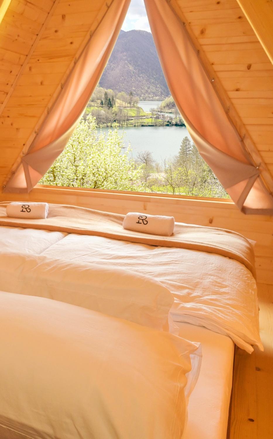 Bed, Natural landscape, Photo of the whole room, Bedroom, Lake view, Mountain view, River view