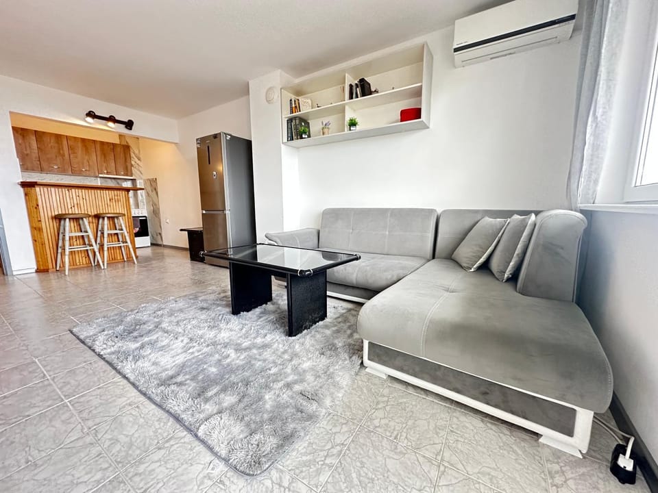 Kitchen or kitchenette, Living room, Seating area, Dining area, air conditioner