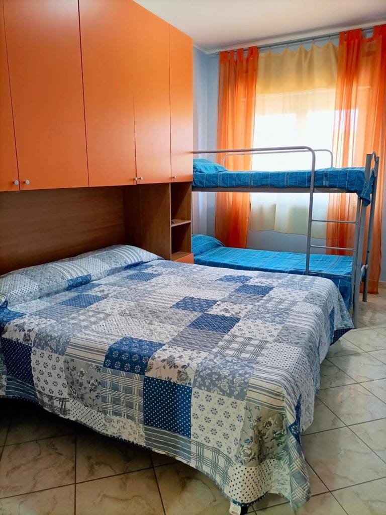 Bedroom, bunk bed