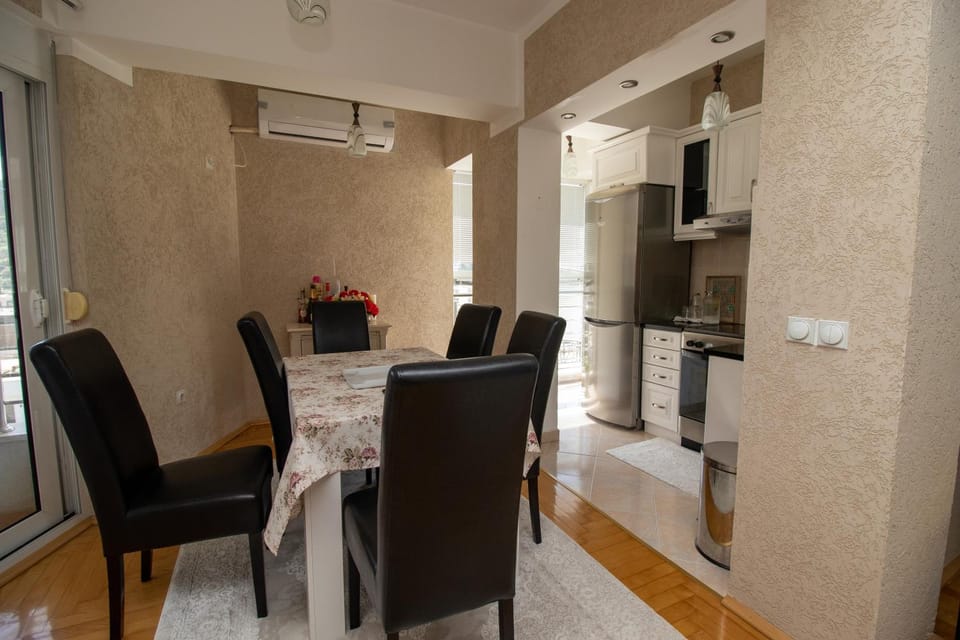 Dining area, kitchen