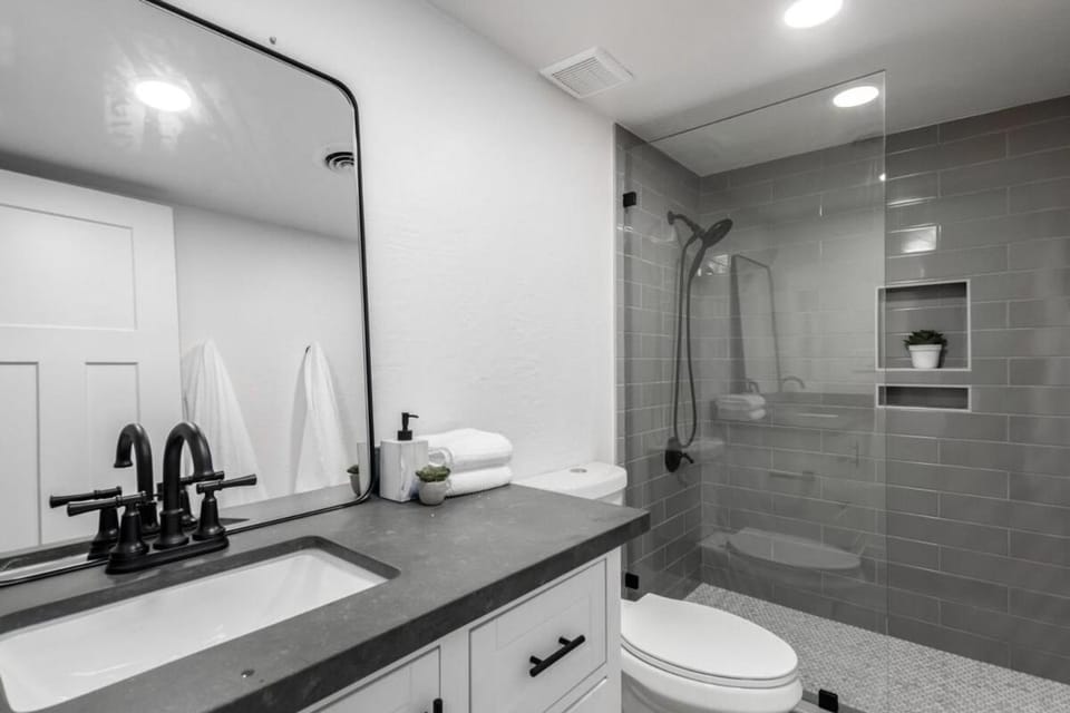 Modern Townhouse-Walk 2 OldTown-4 Heated Pools House in Scottsdale
