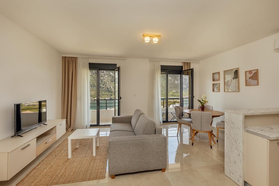 TV and multimedia, Living room, Seating area, Dining area