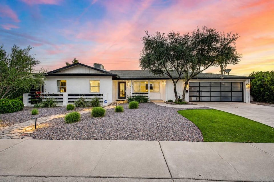 Old Town Family Retreat-FREE Heated Pool-Spa-Putt Grn-Gym House in Scottsdale