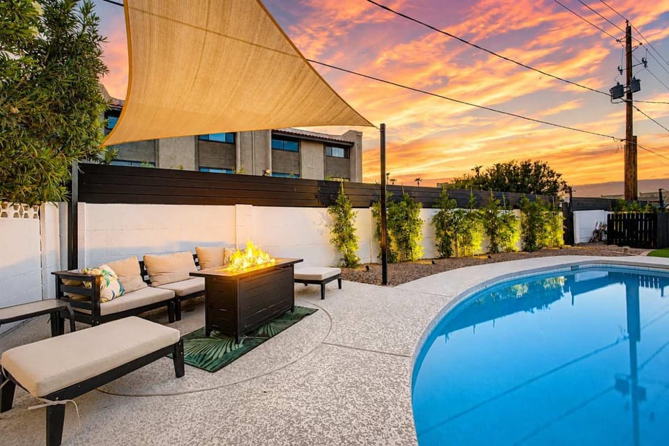 Old Town Family Retreat-FREE Heated Pool-Spa-Putt Grn-Gym House in Scottsdale