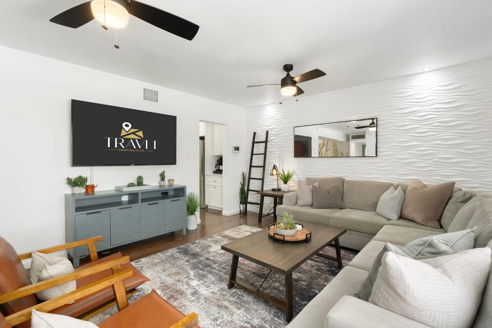 Old Town Family Retreat-FREE Heated Pool-Spa-Putt Grn-Gym House in Scottsdale