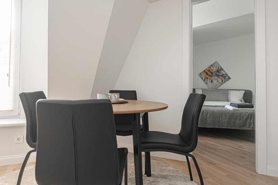 Bed, Photo of the whole room, Dining area, Bedroom, hair dresser