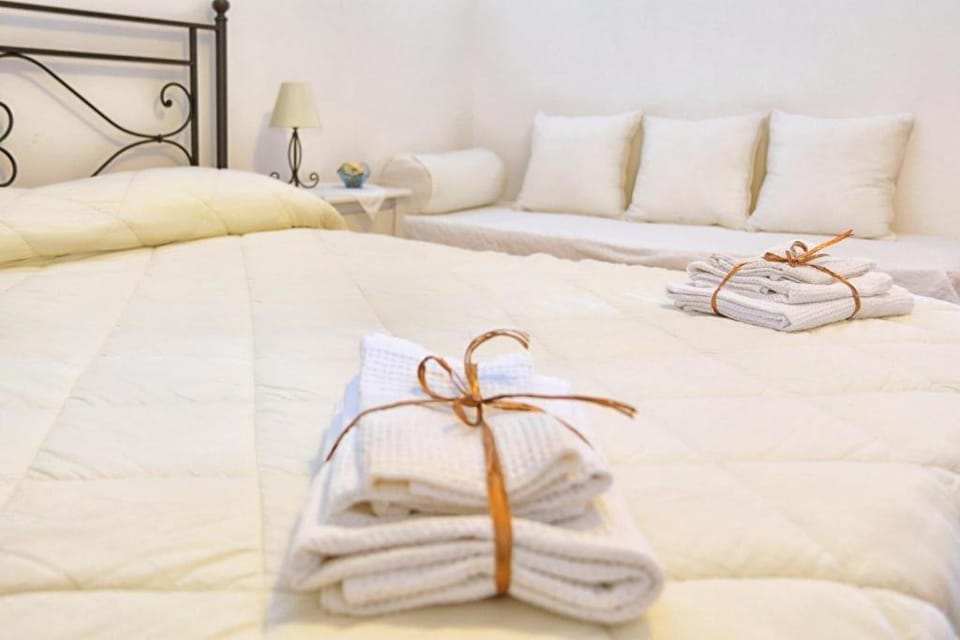 Bed, towels