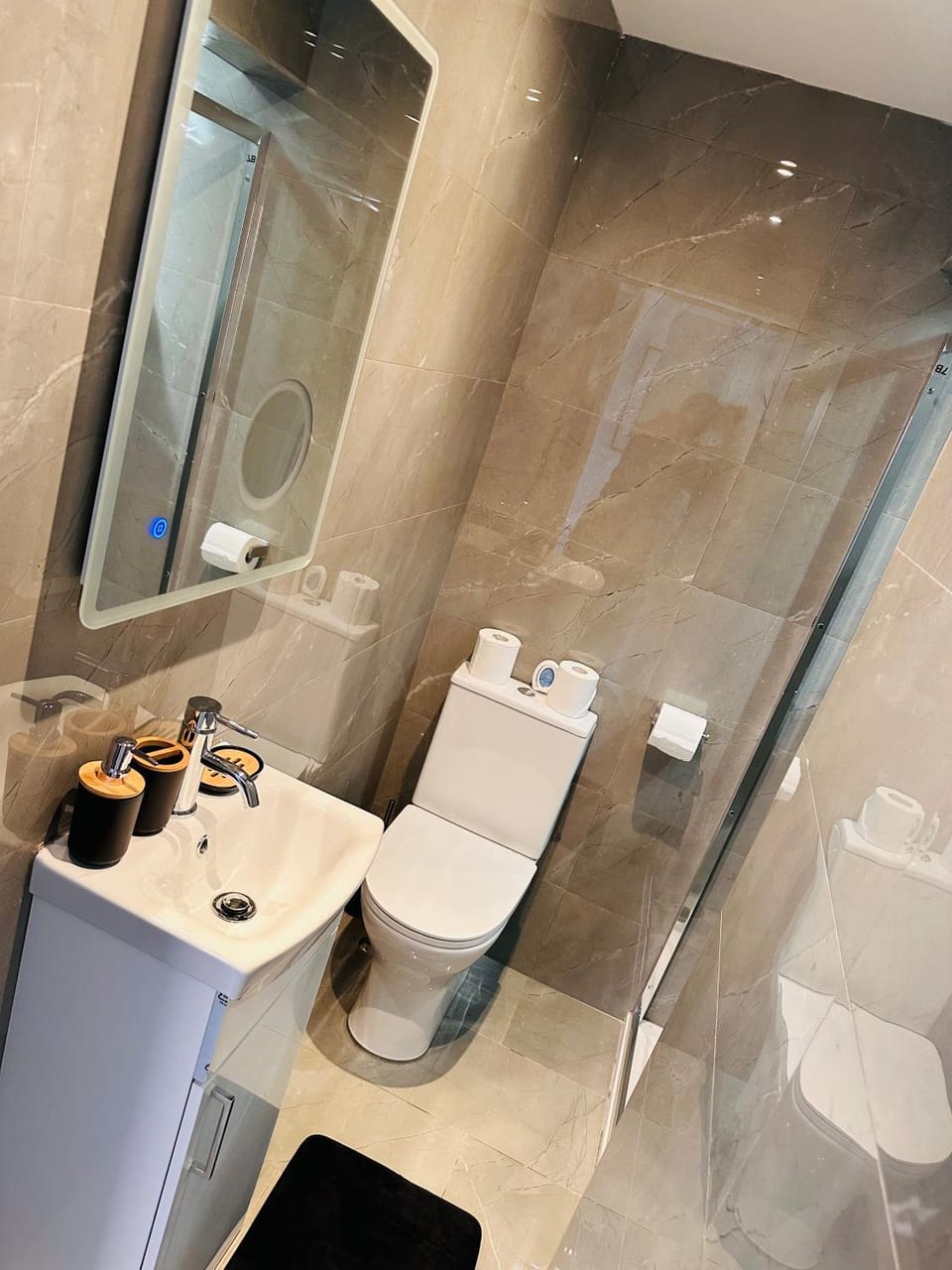 Newly renovated Private Self contained Room in Selly Oak Birmingham with bathroom shared between two rooms R1 Bed and Breakfast in Birmingham