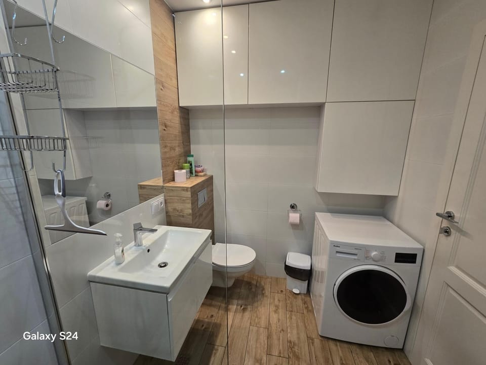 Toilet, Bathroom, towels, washing machine, dryer
