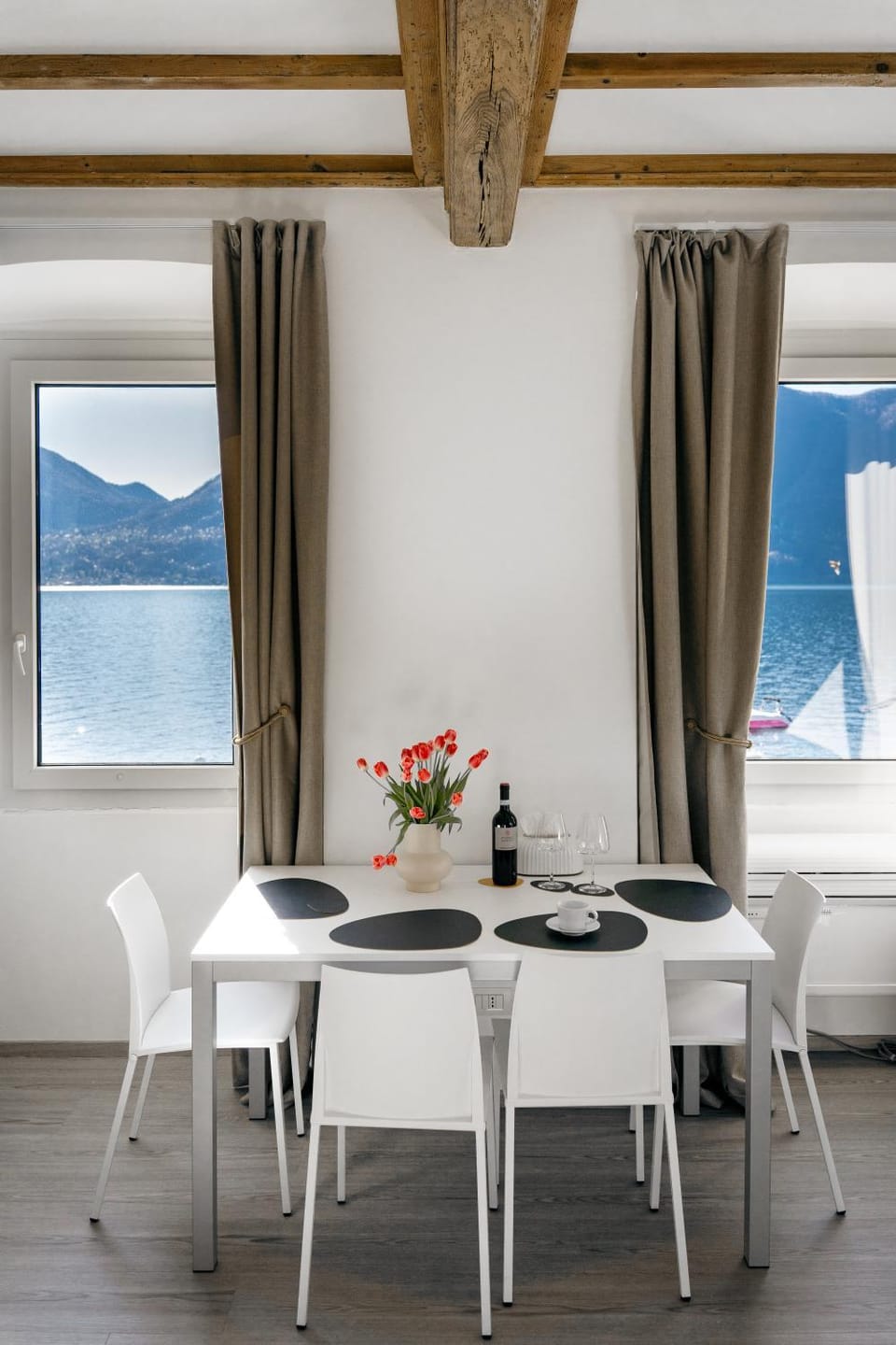 Day, View (from property/room), Dining area, Lake view, Landmark view, Mountain view