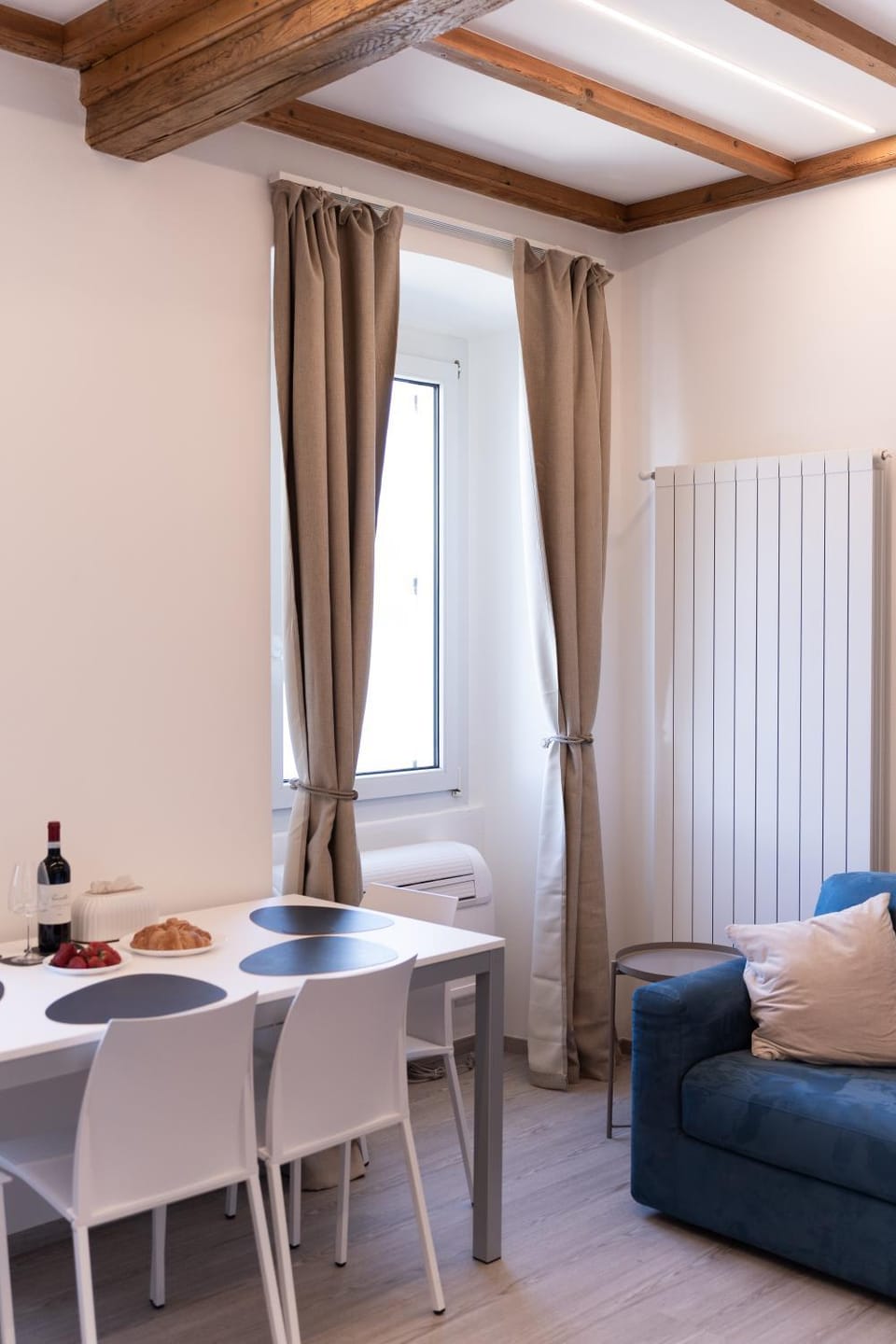 Bed, Living room, Photo of the whole room, Seating area, Dining area