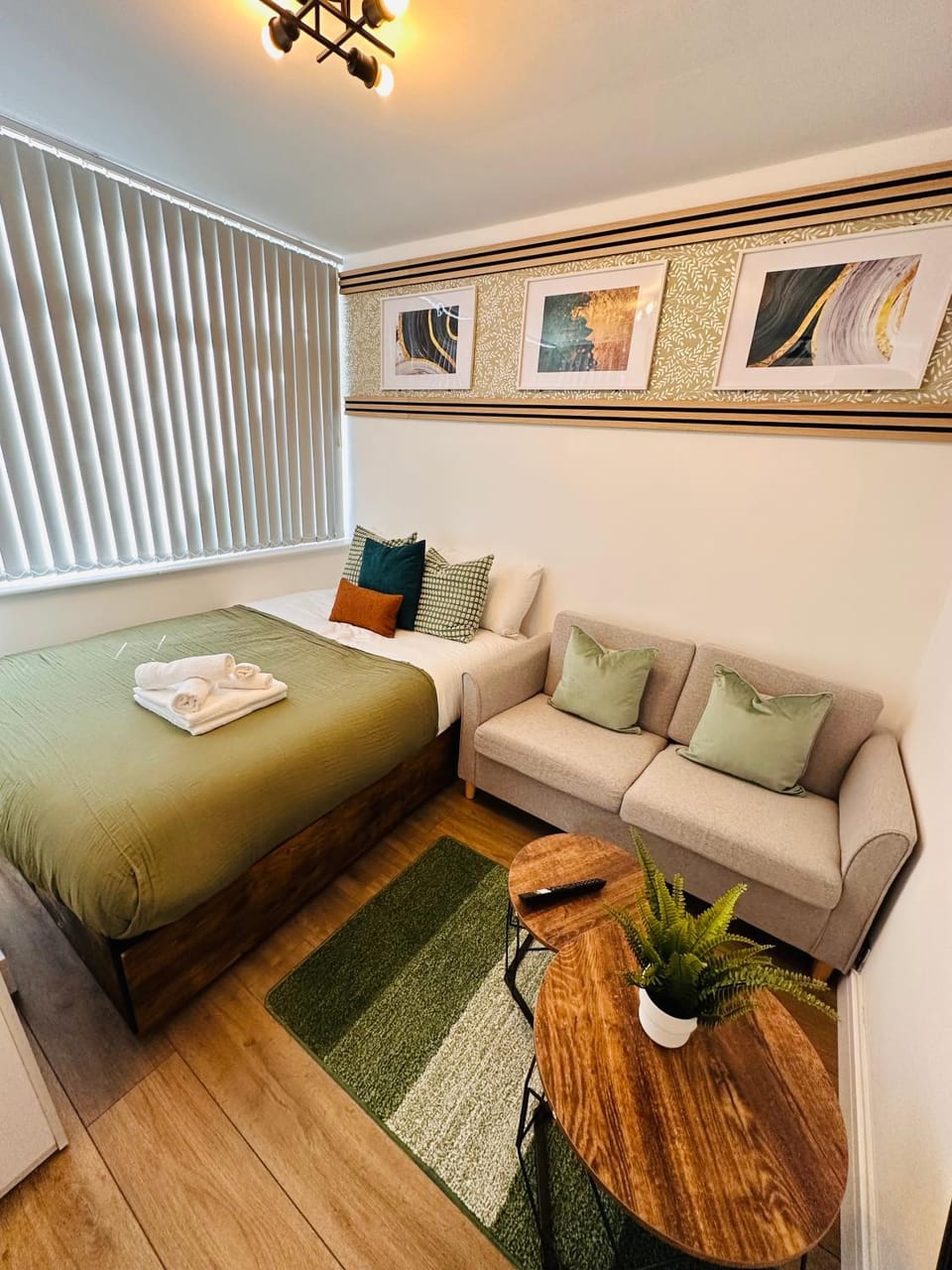 Cosy Private self-contained room Selly Oak Birmingham with bathroom shared between two rooms R2 Bed and Breakfast in Birmingham
