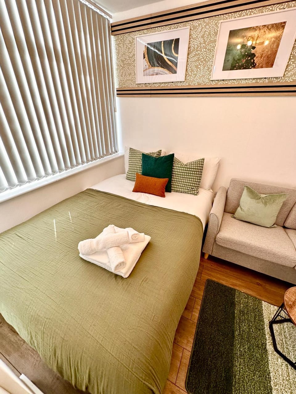 Cosy Private self-contained room Selly Oak Birmingham with bathroom shared between two rooms R2 Bed and Breakfast in Birmingham