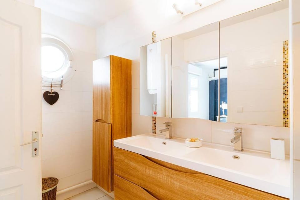 Shower, Bathroom, towels, washing machine