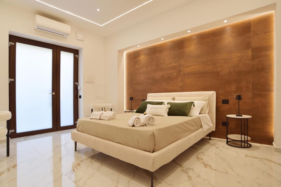 Bed, Photo of the whole room, Seating area, Bedroom