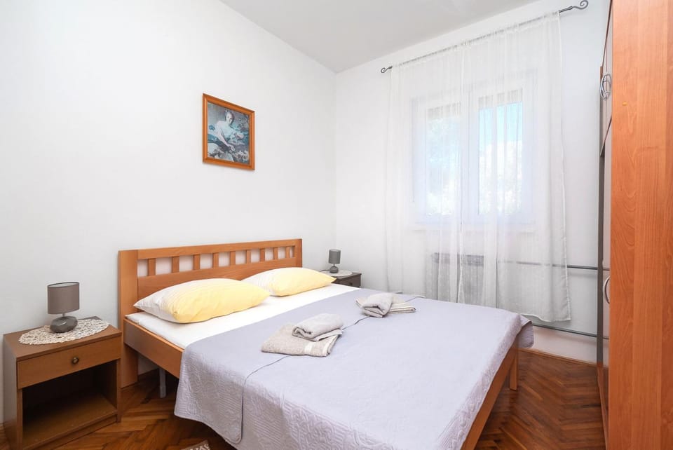 Bed, Photo of the whole room, Bedroom, towels, wardrobe