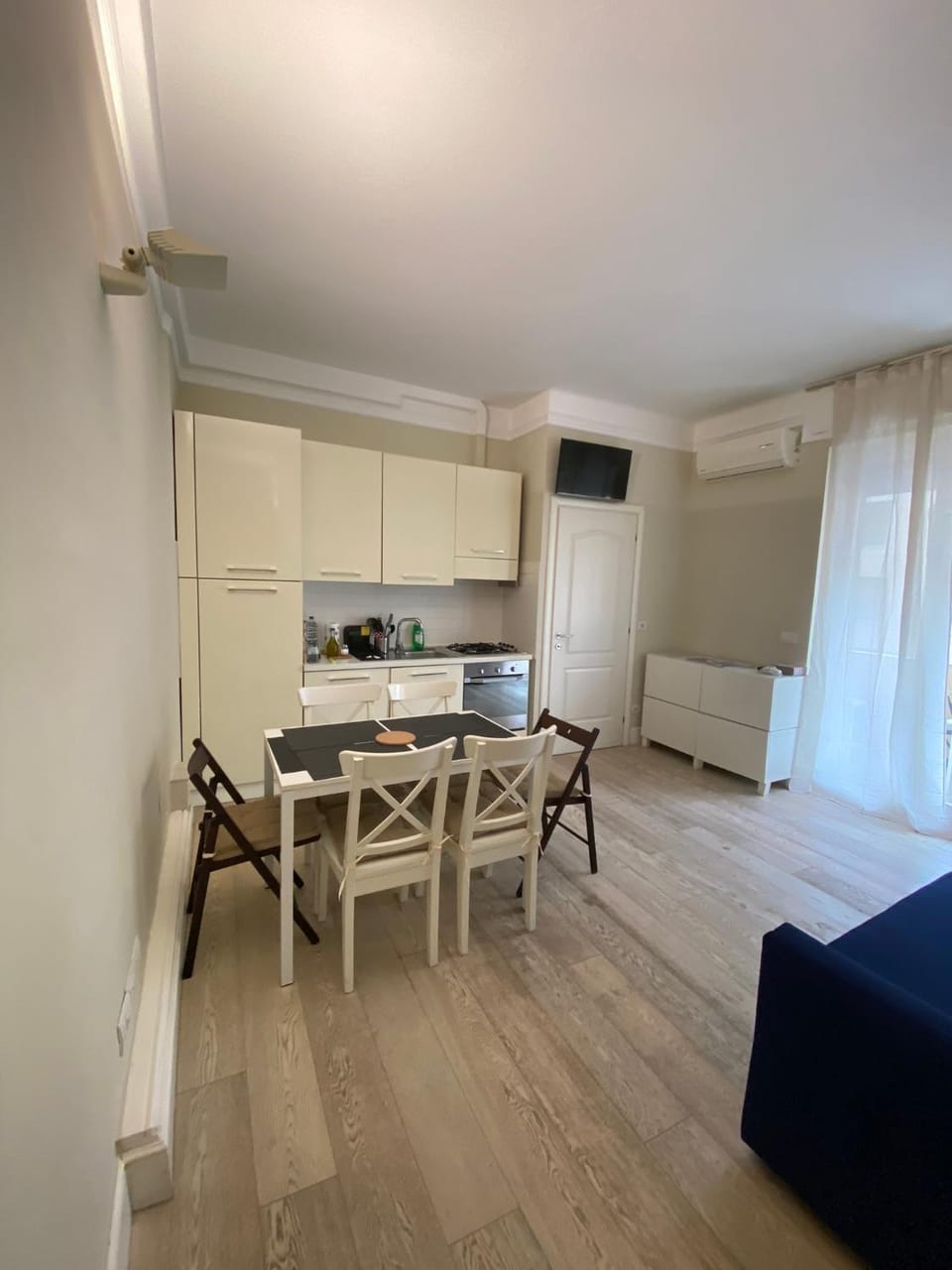 Kitchen or kitchenette, Living room, Seating area, Dining area, minibar, oven, stove