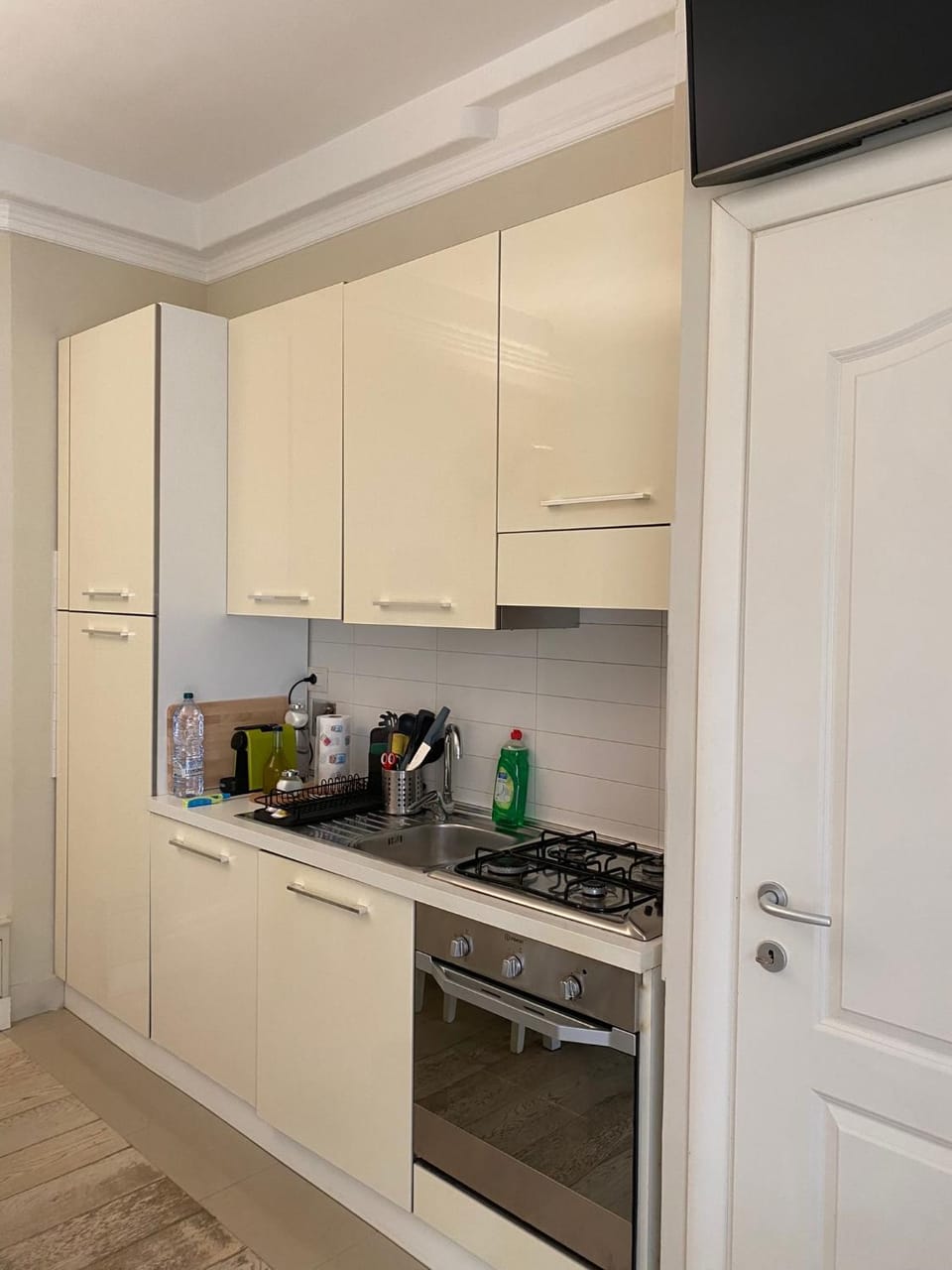 Kitchen or kitchenette, minibar, stove
