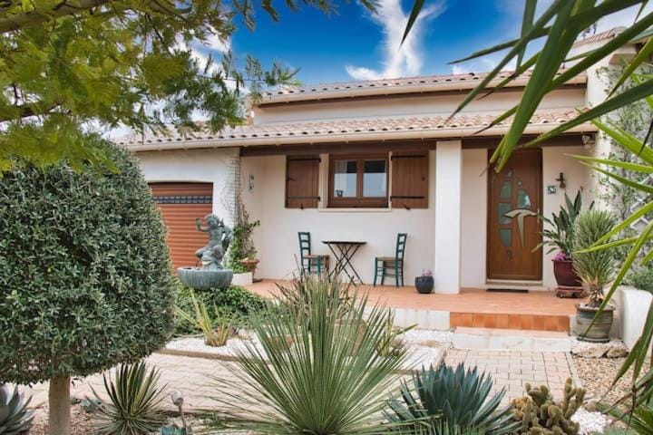 Property building, Patio, Facade/entrance, Day, Garden, Garden, Balcony/Terrace, Garden view