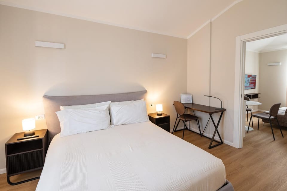 Bed, Photo of the whole room, Seating area, Bedroom