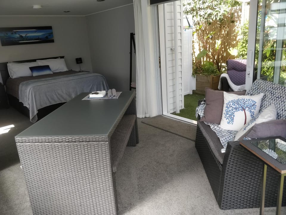 Bed, Living room, Photo of the whole room, Seating area, Dining area, Bedroom