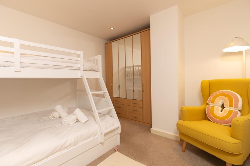 Bed, Photo of the whole room, Bedroom, bunk bed, towels