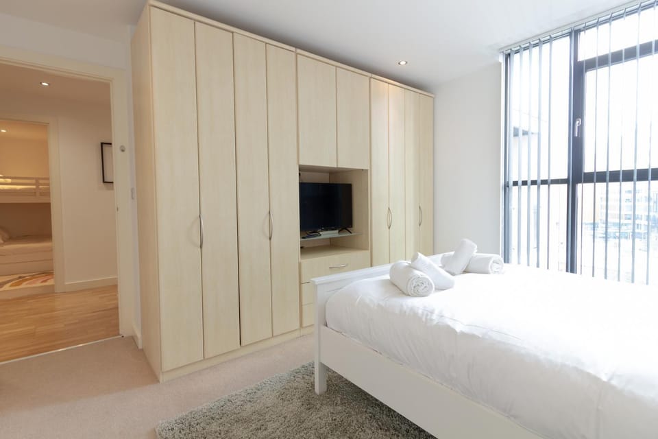 Bed, TV and multimedia, Photo of the whole room, Bedroom, towels, wardrobe