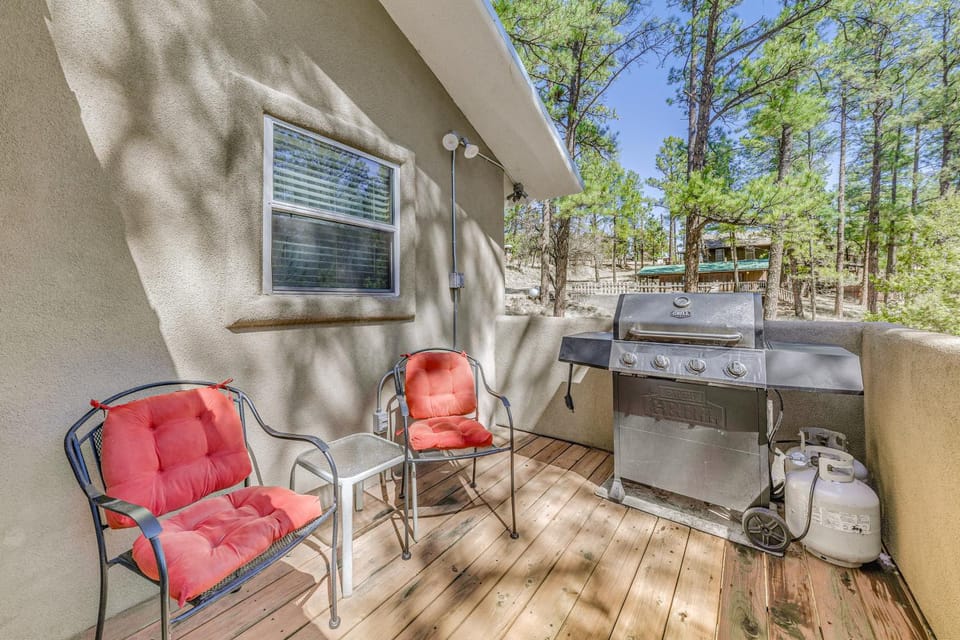Ruidoso Mountain Cabin w/ Deck, 1 Mi to Hiking Cabin in Ruidoso