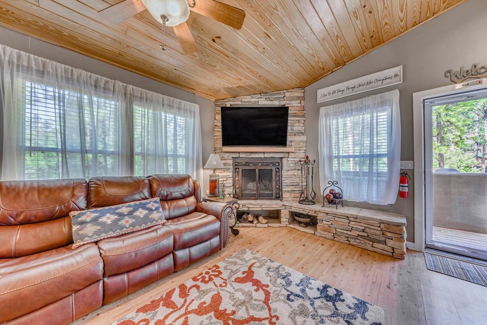 Ruidoso Mountain Cabin w/ Deck, 1 Mi to Hiking Cabin in Ruidoso