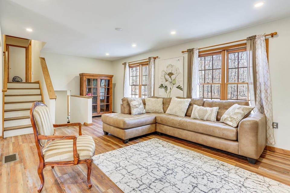 Forest-View Deck & Fire Pit: Poconos Escape! House in Middle Smithfield