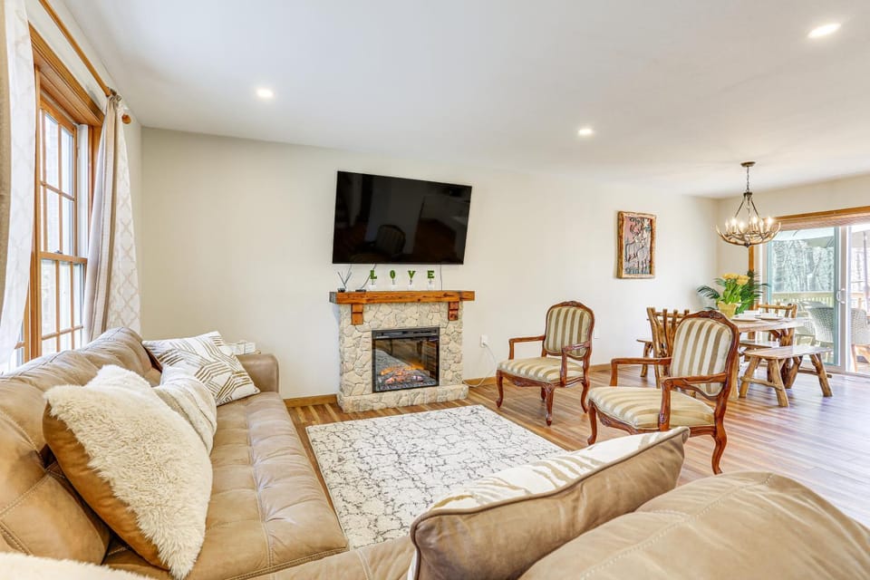 Forest-View Deck & Fire Pit: Poconos Escape! House in Middle Smithfield