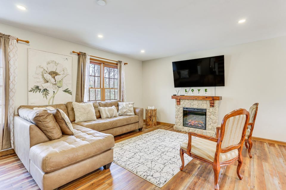 Forest-View Deck & Fire Pit: Poconos Escape! House in Middle Smithfield