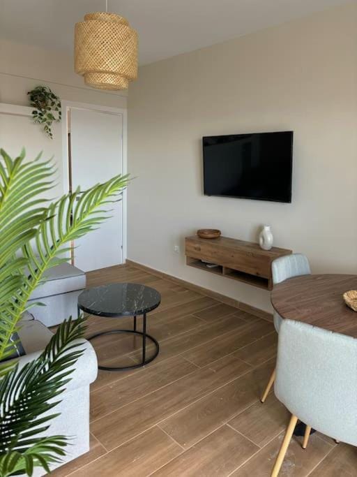 TV and multimedia, Living room, Seating area, Evening entertainment