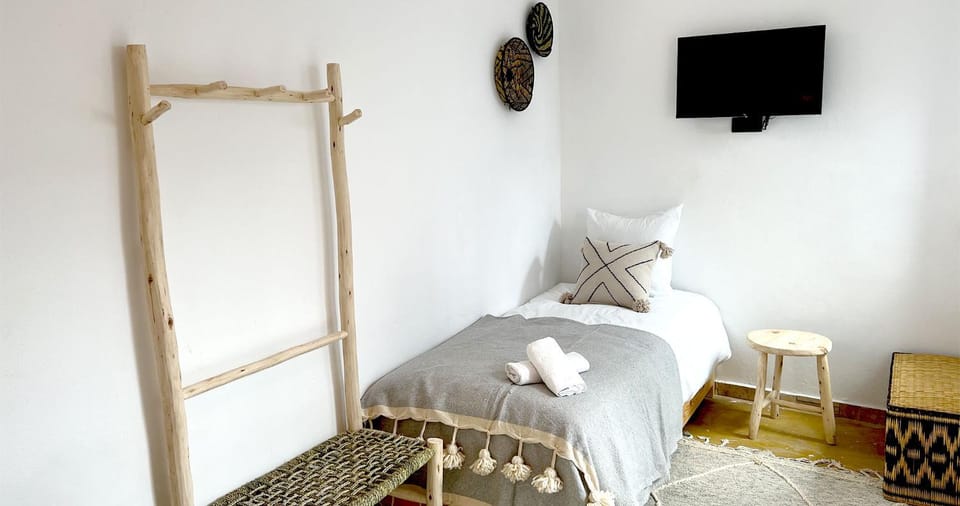 Bed, TV and multimedia, Bedroom, towels
