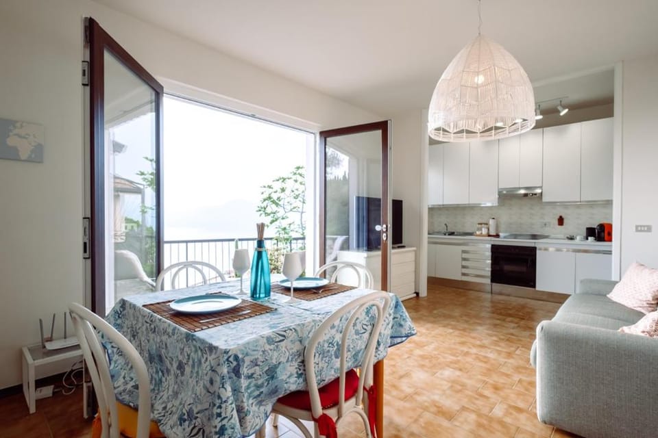 TV and multimedia, Kitchen or kitchenette, Living room, Dining area, stove