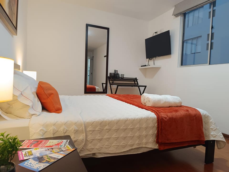 Bed, TV and multimedia, Photo of the whole room, Bedroom