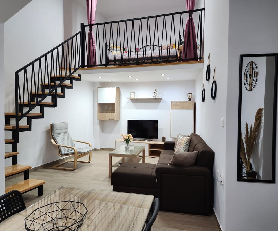 TV and multimedia, Living room, Seating area, internet, air conditioner