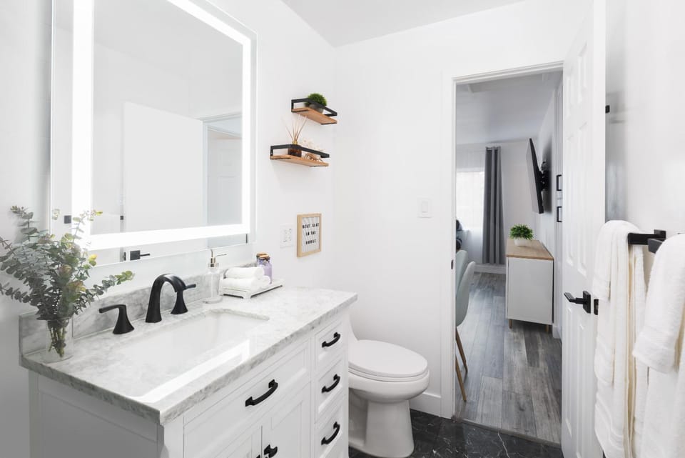 3 Bed House with Fire Pit Table and BBQ - Downtown House in San Diego