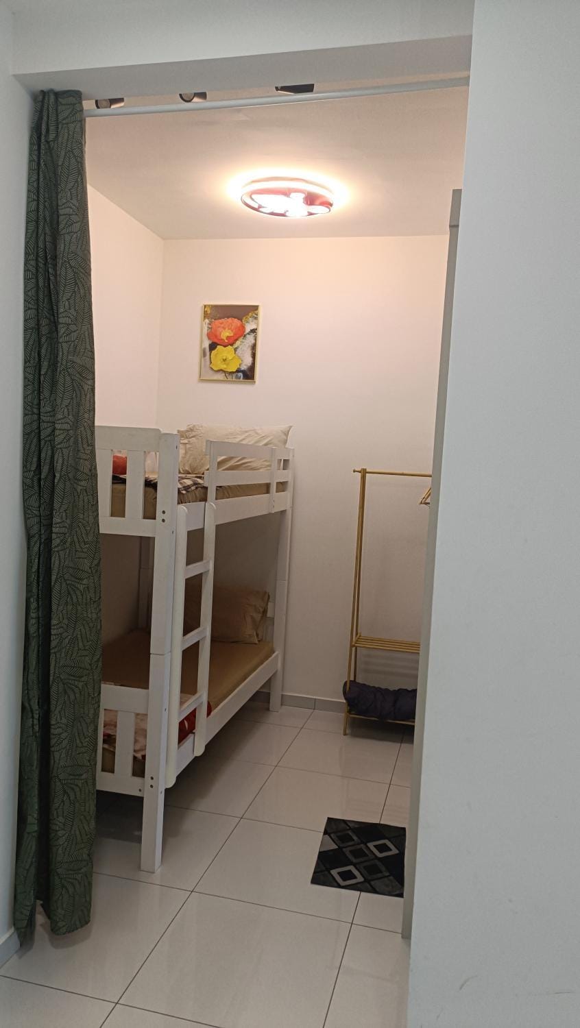 Cozy Sky Trees 4 Guests, Balcony, Netflix and Big TV A08 Apartment in Johor Bahru